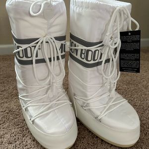 Worn one time Moon Boot logo drawstring boots
Size: 39/41, US Size: 7/8.5